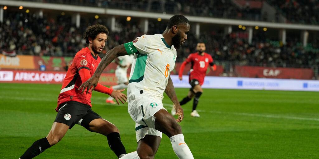 Copertina: Costa d'Avorio, Kessie e l'incredibile spallata all'arbitro