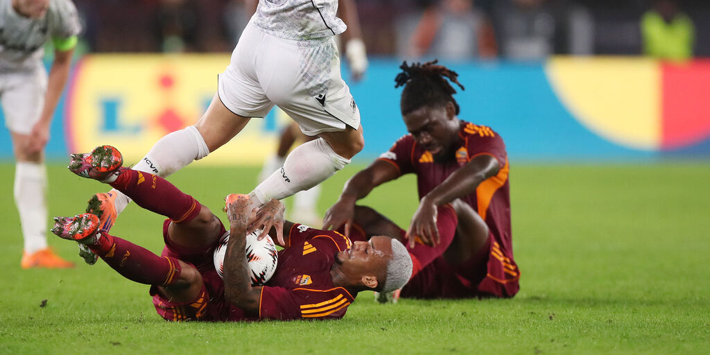 Copertina: Roma, problemi alla caviglia sinistra per Koné