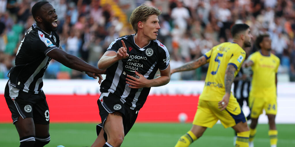 Copertina: Serdar risponde a Kristensen: 1-1 tra Udinese e Verona