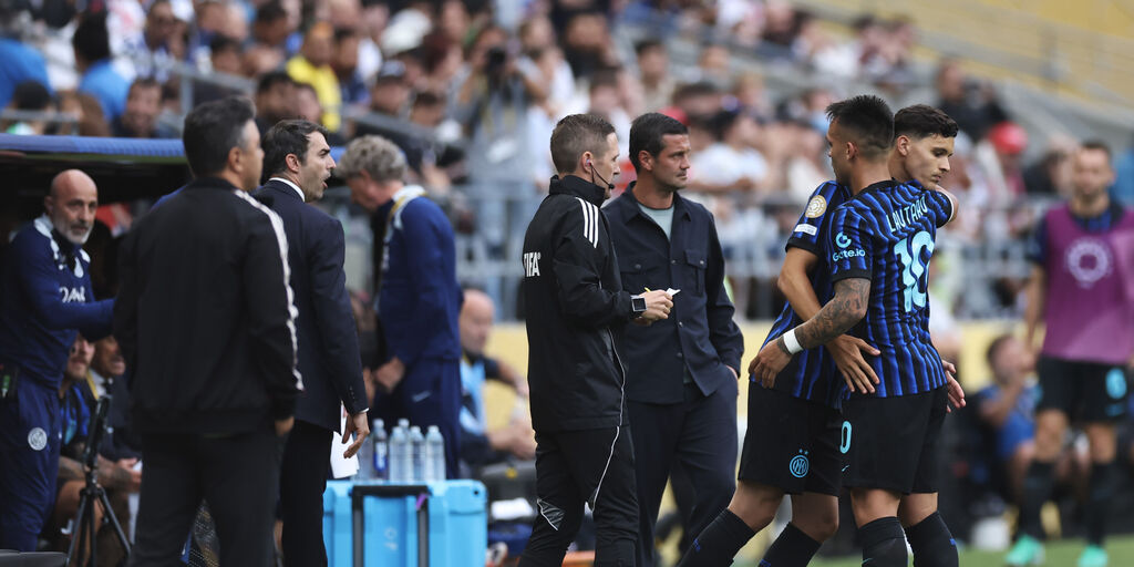 Copertina: Lautaro Martinez nel mirino di un tifoso interista, Chivu lo difende