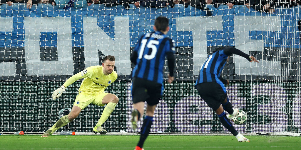 Copertina: Lookman fa e spreca: 1-3 col Brugge, poi il rigore sbagliato