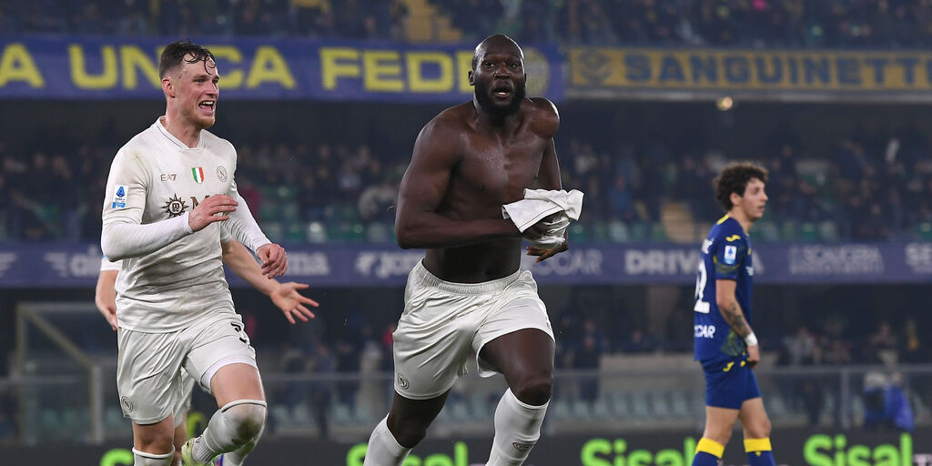 Copertina: Lukaku all'ultimo respiro: blitz del Napoli contro uno stoico Verona