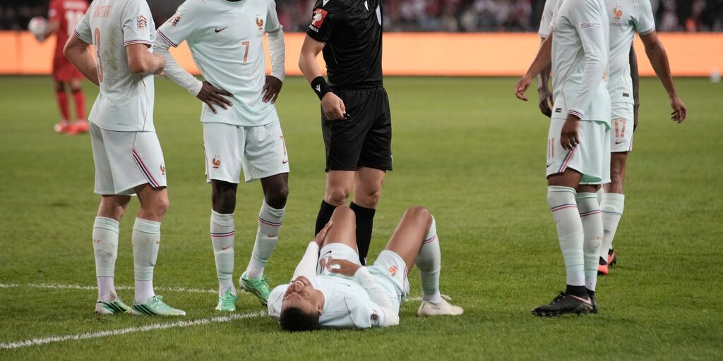 Francia, si ferma Mbappé: problema al ginocchio