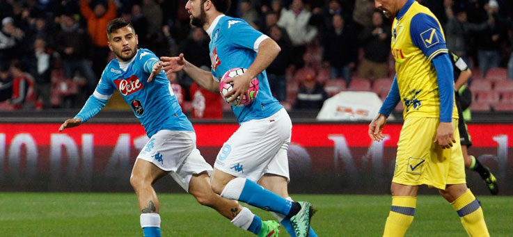 Copertina: Il Napoli ritrova la testa, almeno per una notte: Chievo battuto 3-1