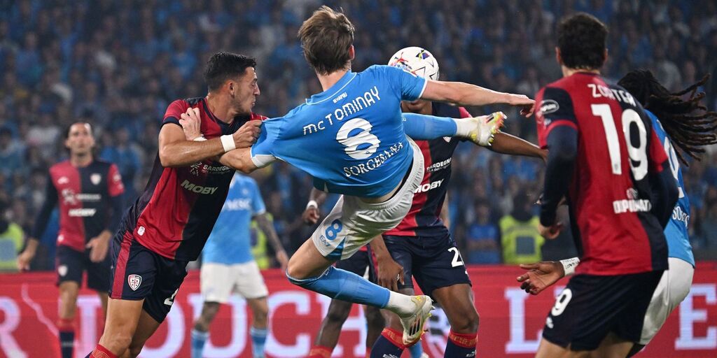 Copertina: Napoli-Cagliari: debutto al Maradona dai ricordi felici