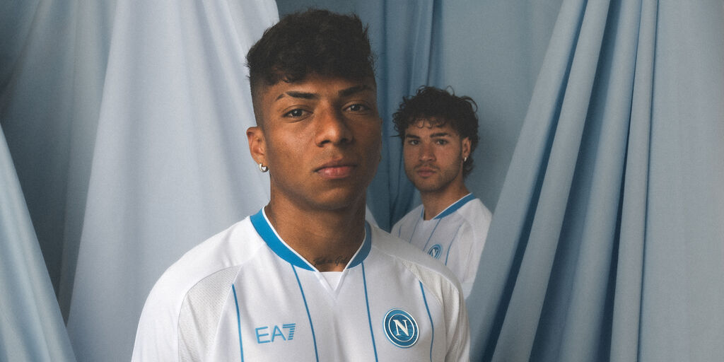Copertina: Il Napoli presenta Nápoles, la nuova Maglia Away per la stagione 2026/27