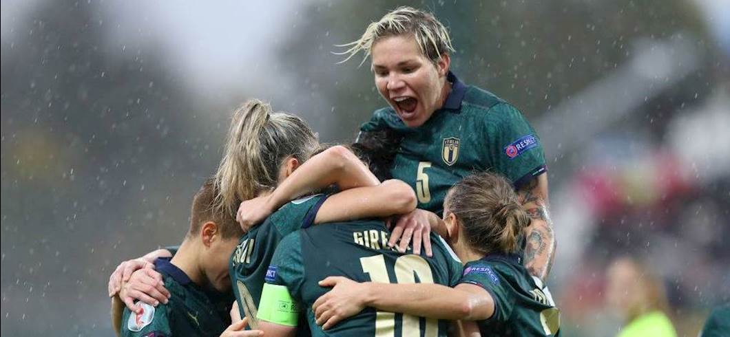Copertina: Coronavirus, la Nazionale femminile di calcio non riesce a tornare in Italia 