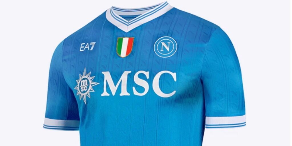 Copertina: Maglia Napoli 2025 2026: prima e seconda casacca, prezzi e dove acquistarla