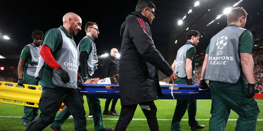 Copertina: Galatasaray, paura per Noa Lang: finisce contro i cartelloni e si ferisce a una mano