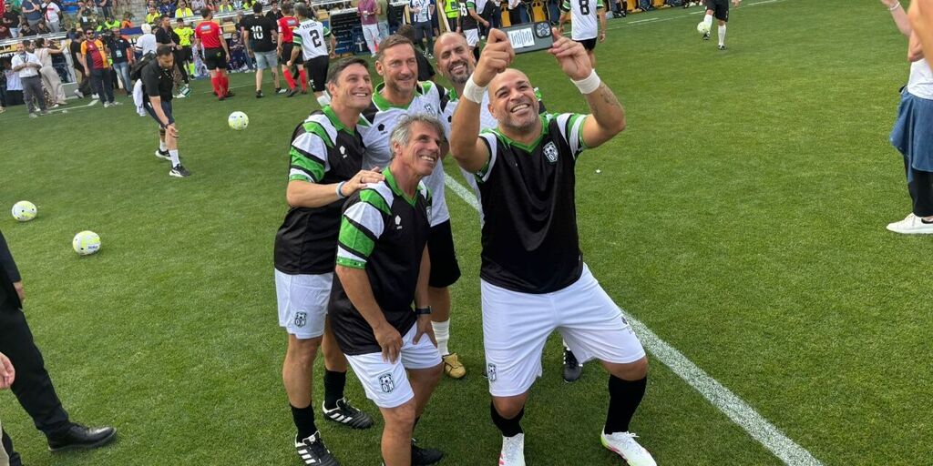 Copertina: Operazione Nostalgia, pari e spettacolo al Tardini: 7-7 'tra le stelle'