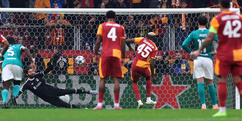 Copertina: Un rigore di Osimhen affossa il Liverpool. Anche due infortuni per Slot