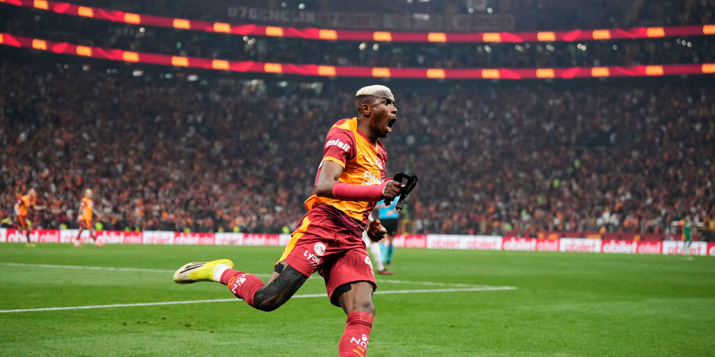 Copertina: Osimhen lascia il Galatasaray, il ct della Nigeria annuncia: "Non convocato a causa del mercato"