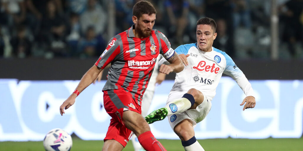 Copertina: Simeone-Lozano-Oliveira: Il Napoli abbatte la Cremonese dalla panchina, vetta solitaria per gli azzurri