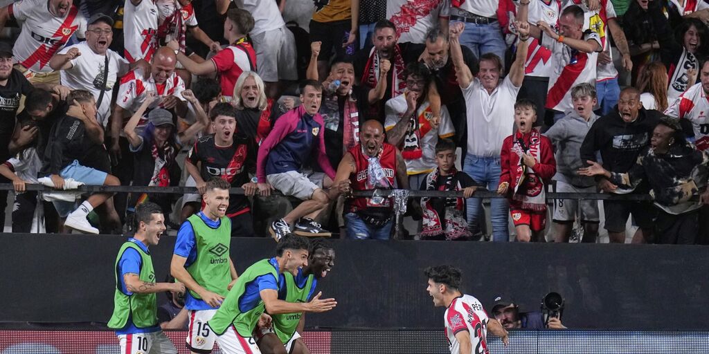 Copertina: Rayo Vallecano - Atletico Bilbao: partita sospesa per lancio di aerei