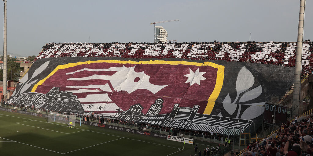 Caos all'Arechi: interrotta Salernitana-Sampdoria per lancio di petardi e sediolini Copertina: Caos all'Arechi: interrotta Salernitana-Sampdoria per lancio di petardi e sediolini