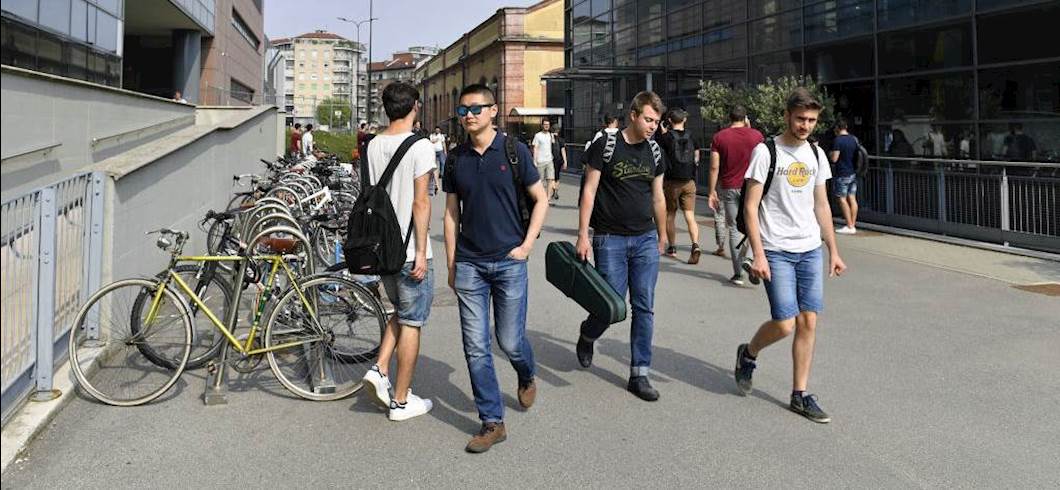 Copertina: Maturità, Azzolina: "Modificata la commissione, sarà un esame serio"