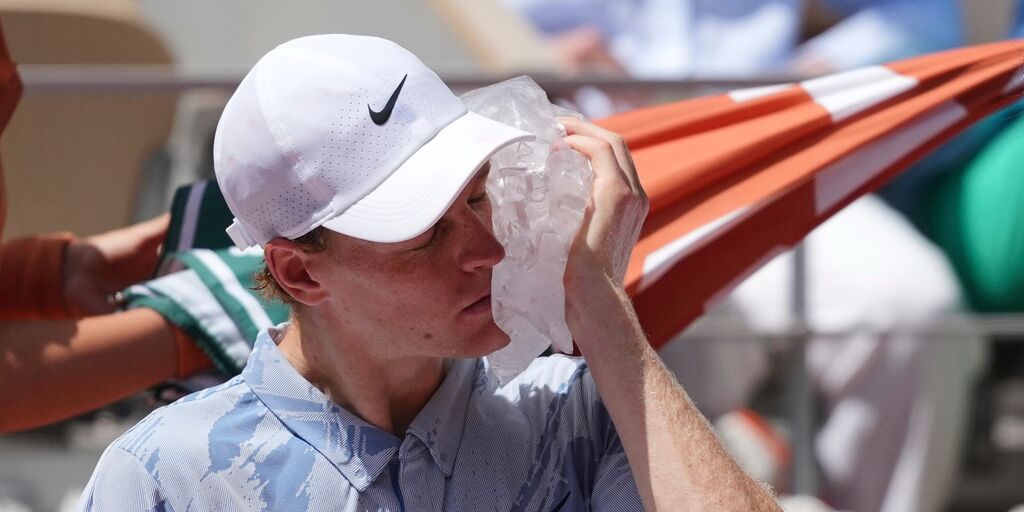 Copertina: Tennis, Sinner parte forte ma accusa un malore: Cerundolo lo elimina dal Roland Garros