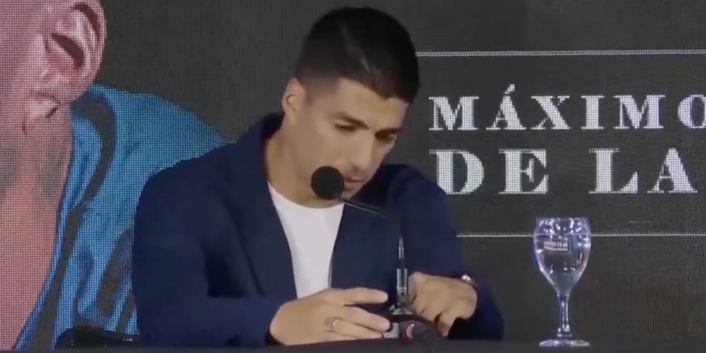 Copertina: Suarez, addio all'Uruguay: che emozione in conferenza