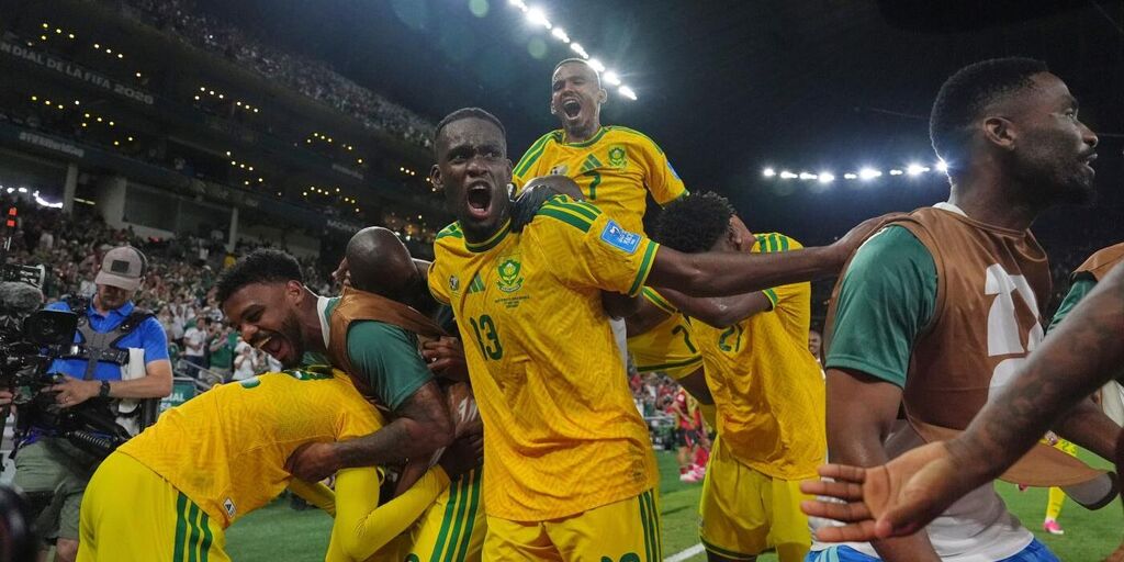 Copertina: Maseko porta il Sudafrica avanti: l'1-0 contro la Corea del Sud è storia