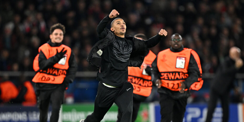 Copertina: PSG-Milan, invasione di campo e abbraccio a Mbappé: la folle serata di un tifoso