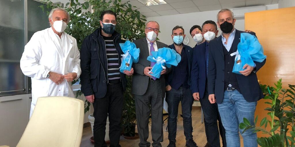 Copertina: Progetto Maradona: gli Ultràmici consegnano 100 uova di Pasqua al Monaldi