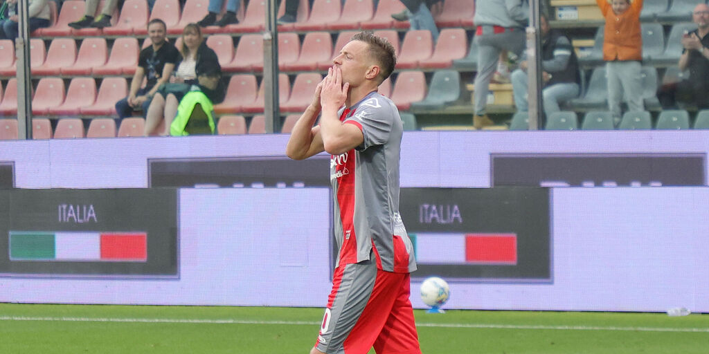 Copertina: Vardy, Bonazzoli e Okereke stendono il Pisa: la Cremonese vince e accorcia sul Lecce