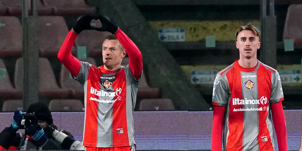 Copertina: Vardy trascina la Cremonese, poi la rimonta del Cagliari: finisce 2-2