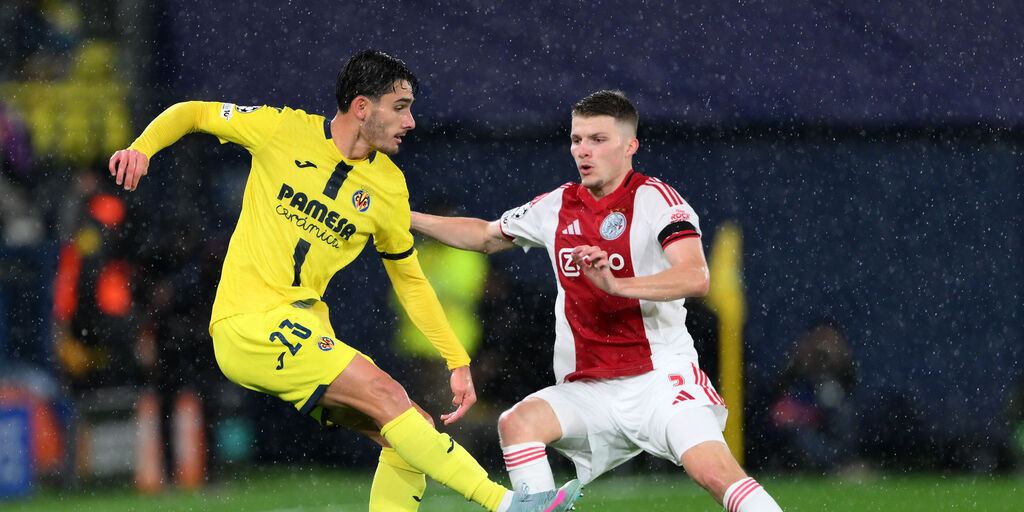 Copertina: L'Ajax batte 2-1 il Villarreal e continua a sperare