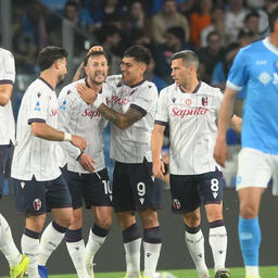 Copertina: Rowe gela il Maradona al 91': è 2-3 tra Napoli e Bologna