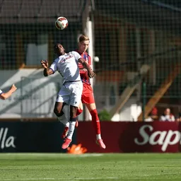 Copertina: Dallinga e Rowe (rigorista) regolano l'Iraklis Salonicco: Bologna ok