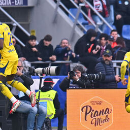Copertina: Il Verona la ribalta a Bologna, Bowie regala tre punti agli scaligeri