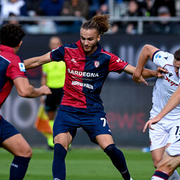 Copertina: Il Cagliari si è sciolto: 0-2 Bologna, secondo KO di fila per Pisacane