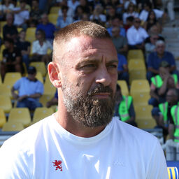 Copertina: Genoa, De Rossi resta in panchina: testa alla sfida con la Fiorentina