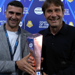 Copertina: Un Fantallenatore consegna a Conte il Philadelphia Coach Of The Season: "È il mio idolo"