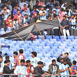 Copertina: Messi vola in India ma è caos: invasione di campo e stadio danneggiato