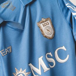 Copertina: Nuova maglia Napoli 2026/27: ufficiale la maglia del Centenario