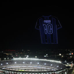 Copertina: Minuto 10, si fermano tutti: omaggio del Monumental a Messi