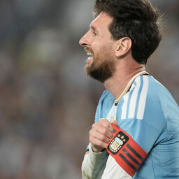 Copertina: L'ultimo giro di campo di Messi con la maglia dell'Argentina