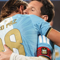 Copertina: Nico Paz show: gol 'alla Messi' davanti a Messi