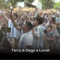 Delirio sulle note di "Argentina, terra di Diego e Lionel" Copertina: Delirio sulle note di "Argentina, terra di Diego e Lionel"