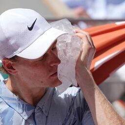Copertina: Tennis, Sinner parte forte ma accusa un malore: Cerundolo lo elimina dal Roland Garros