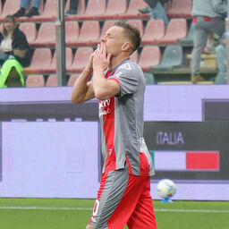 Copertina: Vardy, Bonazzoli e Okereke stendono il Pisa: la Cremonese vince e accorcia sul Lecce